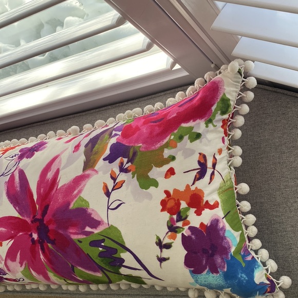 Beautiful down accent pillow. Excellent condition. Stain, smoke & pet free - Picture 4 of 5